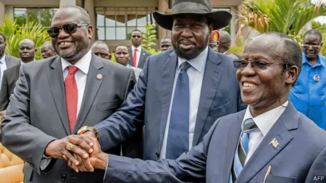 Le vice-Président Riek Machar (à gauche) et le président Salva Kiir (au centre), à Juba en avril