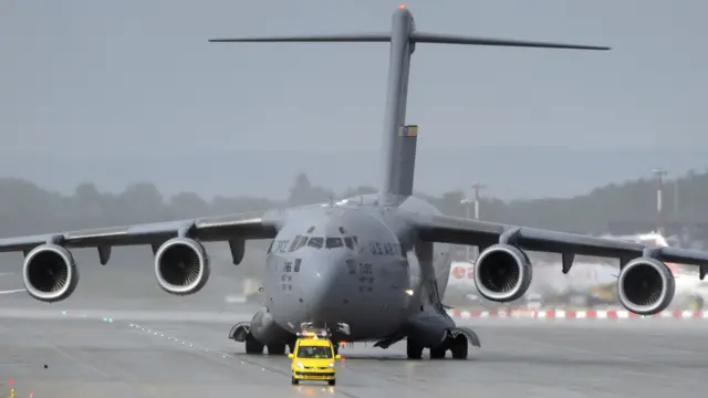 一架美国空军C-17运输机在瑞士日内瓦国际机场准备起飞（资料图片）