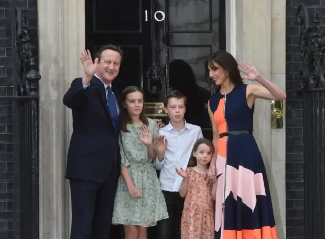 Флоренс Кемерон друга справа