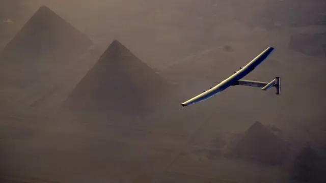 Pesawat Solar Impulse terbang di atas piramida di Mesir.