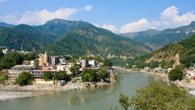 ہمالیہ سے نکلنے والے دریائے گنگا کو مقدس تصور کیا جاتا ہے