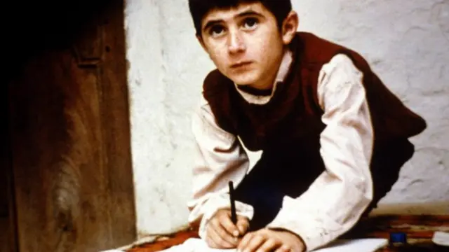 یأس از آرمانهایی که قرار بود انقلاب آنها را متحقق کند و کش پیدا کردن جنگ او را بیش از پیش به سینمایی فلسفی و مبتنی بر شعر – در نقطه مقابل سینمایی شبه اجتماعی و مستندوار – برد