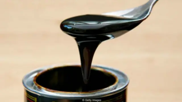 糖漿的外觀性狀類似瀝青，是對甘蔗進行離心分離處理後產生的副產品。（圖片來源: Getty Images）