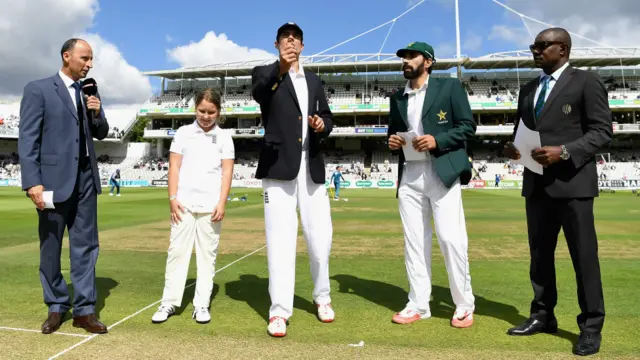 کپتان مصباح الحق نے ٹاس جیت پہلے بیٹنگ کا فیصلہ کیا۔