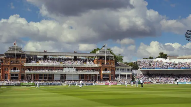 پاکستانی کرکٹ ٹیم چھ برسوں بعد ایک بار پھرلارڈز کے تاریخی کرکٹ گراونڈ میں اتری ہے۔ پاکستان لارڈز کے میدان پر سات ٹیسٹ کھیل چکا ہے جن میں وہ تین بار فاتح رہا جب کہ چار بار اسے شکست کا سامنا کرنا پڑا۔