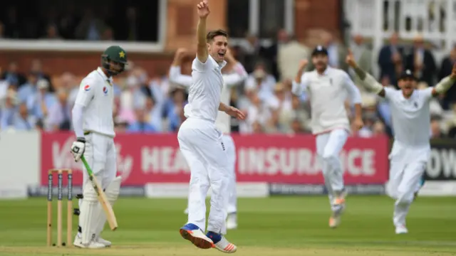 انگلینڈ کو پہلی وکٹ اس وقت ملی جب اوپنر شان مسعود سات رنز بنا کر کرس ووکس کا پہلا شکار بنے۔