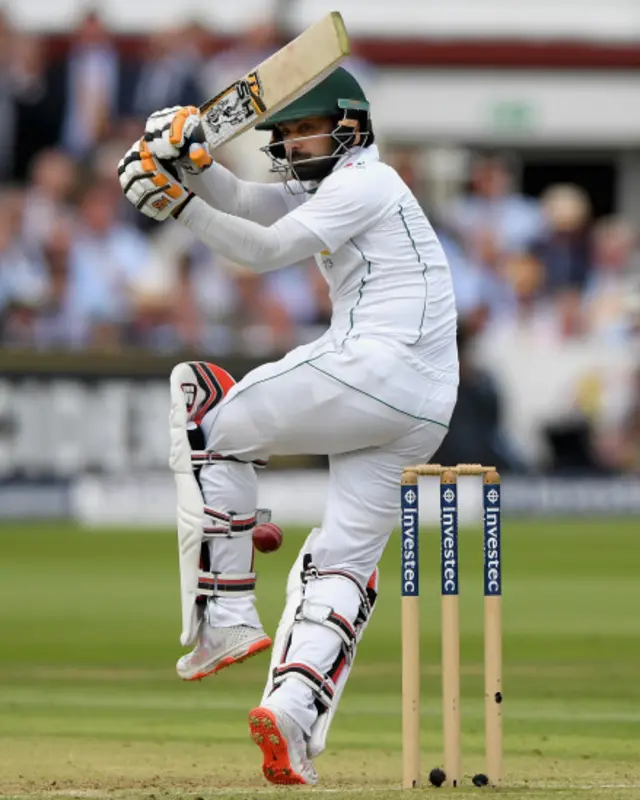 محمد حفیظ نے ابتدائی اووروں میں ایک کیچ ڈراپ ہونے کے بعد چند عمدہ سٹروکس کھیلے۔ وہ 40 رنز کے انفرادی سکور پر پل شاٹ کھیلنے کو کوشش میں کرس ووکس کا دوسرا شکار بنے۔