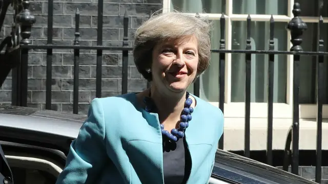 د دندې له پیلولو وروسته تېریزا می د جرمني له لومړۍ وزیرې اېنګلامیرکل او د فرانسې له ولسمشر فرانسوا اولاند سره ټيلیفوني خبرې کړې