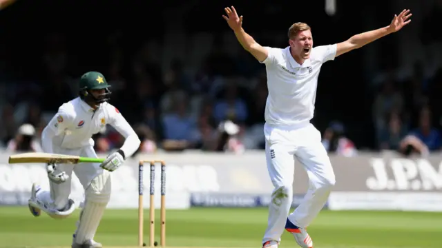 انگلینڈ نے فاسٹ بولر جیک بال کو پہلی ٹیسٹ کیپ دی۔ جیک بال نے کھانے کے وقفے فوراً بعد اظہر علی کو ایل بی ڈبلیو آؤٹ کیا۔