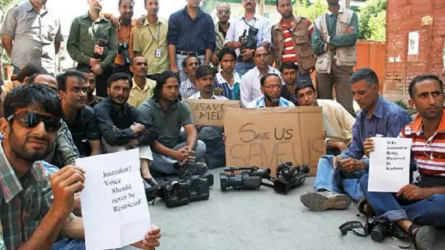 کشمیر کی کشیدہ صورتحال کی کوریج کرنے والے صحافیوں کو مظاہرین اور فورسز دونوں کی ناراضگی کا سامنا کرنا پڑا رہا ہے