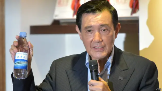 台灣前總統馬英九手拿太平島出產的瓶裝水
