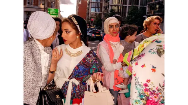 سٹریٹ سیریز میں ڈوگی والس کا کام بہترین قرار دیا گیا۔ والس جس چیز کی تصویر بنانا چاہتے ہیں ان کے قریب جاتے ہیں، ایک ہاتھ میں فلیش اور ایک ہاتھ میں کیمرے کے ساتھ اور عام طور پر اتفاقیہ اور اکثر ناپسندیدہ لمحات کو کیمرے کی آنکھ میں محفوظ کر لیتے ہیں۔