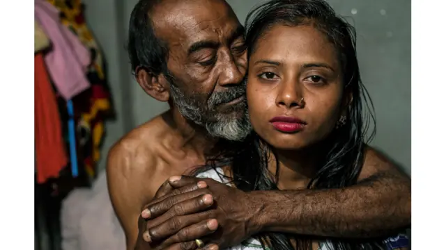 فوٹوجرنلز سلسلہ وار تصاویر کی کیٹیگری میں سنڈرس ہوئن نے اول انعام حاصل کیا۔ان کا کام بنگلہ دیش کے ضلع تنگیل میں واقع کنداپارا قحبہ خانے میں خاتون سکس ورکرز پر مشتمل تھا۔ 