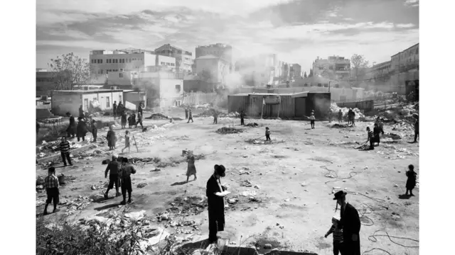 میا شیارم یروشلم کے نواح میں واقع ایک یہودی بستی ہے۔ اوفر براک کی اس شہر میں روز مرہ زندگی کی عکاسی کی اور اس تصویر کو سٹریٹ کیٹیگری میں بہترین تصویر قرار دیا گیا۔ 