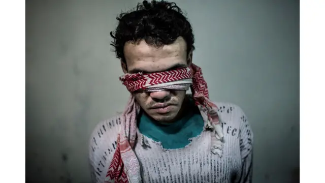 اسی کیٹیگری میں سنگل تصویر کا ایوارڈ ڈنمارک کے ایسگر لیڈفوجڈ کو ملا۔اس تصویر میں احمد نامی ایک نوجوان کو دیکھا جا سکتا ہے، جو دولت اسلامیہ کا رکن ہے، اور کرد ملیشیا وائی پی جی کے جانب سے اسے شام میں حراست میں لیا گیا تھا۔ 