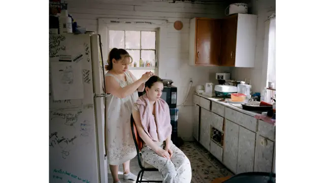 پورٹریٹ کی سنگل تصویر کیٹیگری میں ہنا مودغ فاتح رہیں۔ وہ کہتی ہیں کہ ’میں اپنی تصاویر میں معلق کیفیات، زمان و مکان سے پابندی سے آزادی اور لوگوں کا ثقافت کے لیے پیار کو ظاہر کرنا چاہتی ہوں، اور ایسا احساس مجھے ایپلاچین کے پہاڑی سلسلے میں سینٹ چارلس میں قیام کے دوران ہوا۔‘