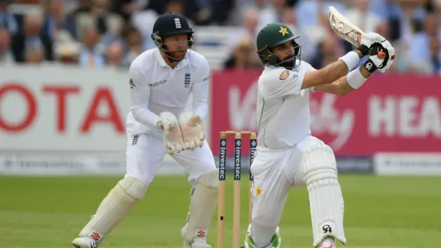 کپتان مصباح الحق نے انگلینڈ میں اپنی پہلی سنچری مکمل کی۔