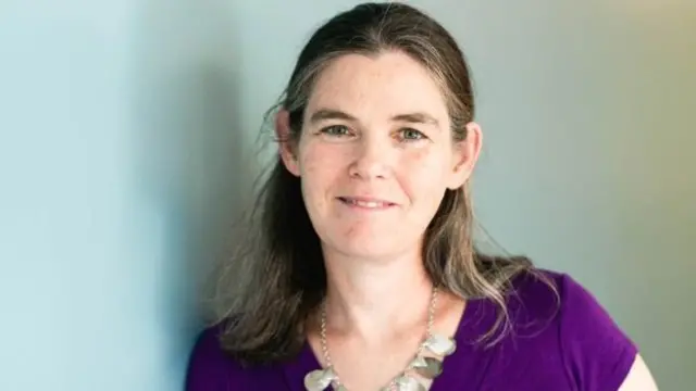  Professor Daphne Koller ayaa madax ka ah Coursera oo bixisa koorsooyinka jaamacadaha ee internetka laga barto