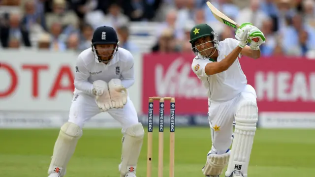 یونس خان ایک عمدہ آغازکو بڑے سکور میں نہ تبدیل کر سکے اور 33 رنز کے انفرادی سکور پر کرس براڈ کو وکٹ دے بیٹھے۔