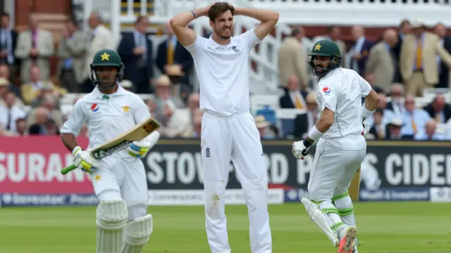 انگلینڈ لارڈز ٹیسٹ میں چار فاسٹ بولروں کے ساتھ اترا۔ دوسرے بولروں کی نسبت سٹیفن فن عمدہ بولنگ کا مظاہرہ نہ کر سکے۔