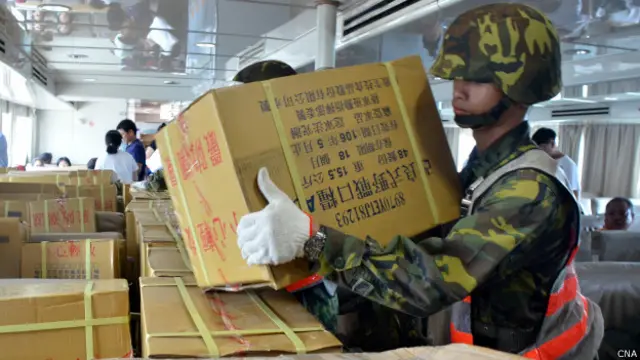 台灣軍人搬運救災物資