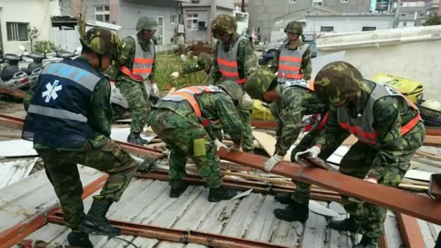 軍人在災區搬走風災造成的廢棄物