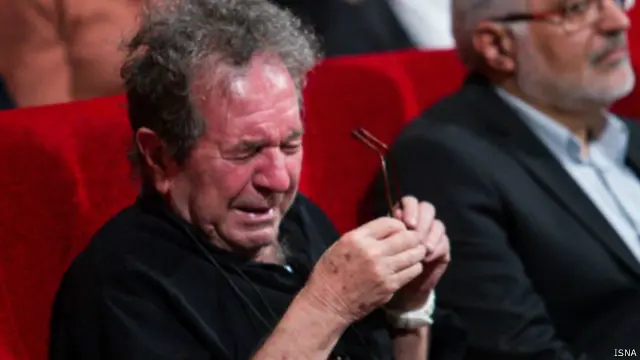 فریادهای از سر خشم مهرجویی نوعی سوگواری به زبان اعتراض است. اما او همانگونه که خواستار پی‌گیری این پرونده پزشکی در نظام حقوقی است، در عین حال به "بی‌مسئوولیتی و حقارتی که دامنگیر ما شده است" اشاره می‌کند