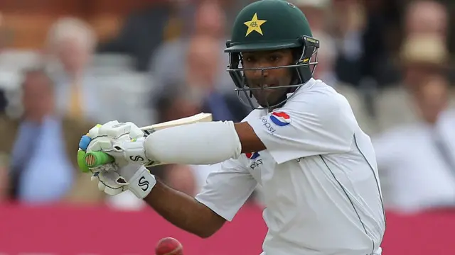 اسد شفیق نے 73 رنز کی عمدہ اننگز کھیلی اور مصباح کے ساتھ مل کر 148 رنز کی شراکت قائم کی