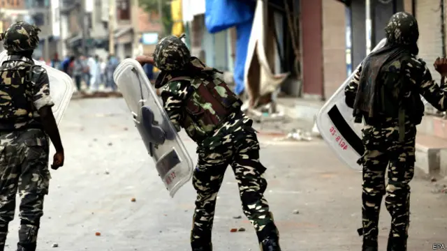 انڈیا میں ٹی وی چینلوں اور سماجی رابطوں پر کشمیر کے مشکل حالات میں کام کرنے کے لیےسکیورٹی فورسزکی ستائش ہوتی ہے