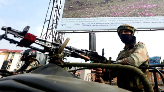 کشمیر میں بدستور حالات کشیدہ ہیں جہاں تقریبا پچاس افراد ہلاک ہوئے ہیں اور سینکڑوں زخمی ہسپتال میں ہیں