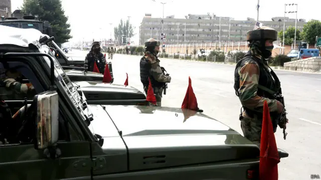 श्रीनगर में तैनात सुरक्षा बल.