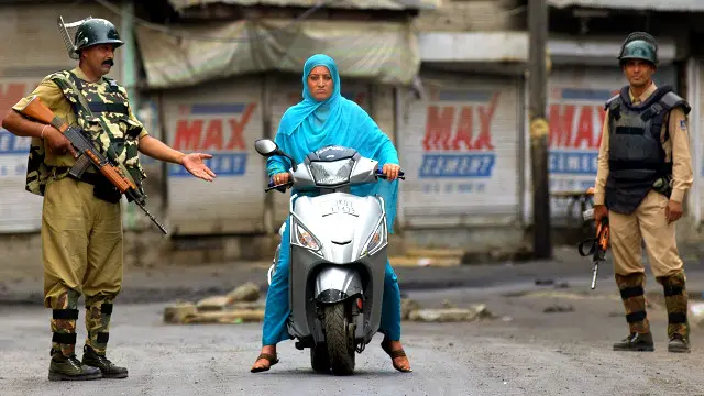 وادی کے سبھی دس اضلاع میں سخت کرفیو نافذ کردیا ہے