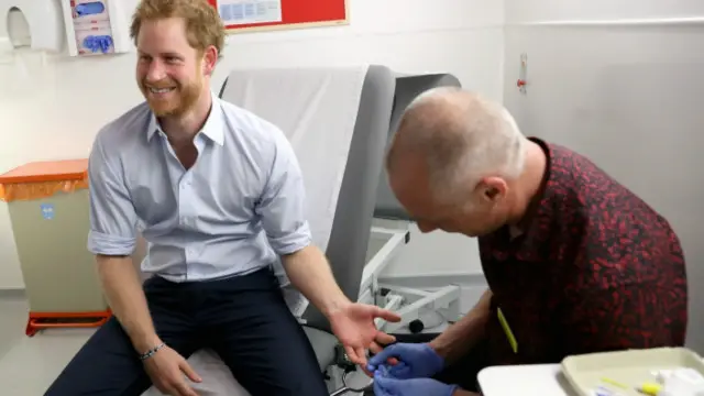 تحدث الأمير مرارا عن أهمية إزالة الوصمة المتعلقة بحاملي فيروس نقص المناعة البشرية