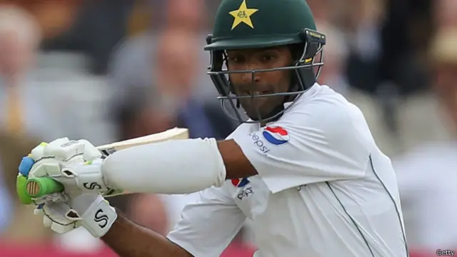 اسد شفیق دن کے آخری حصے میں آؤٹ ہوئے۔ وہ سب سے بہتر کھلاڑی لگے لیکن ایسی بال پر آؤٹ ہوئے جسے وہ کئی بار کھیل چکے ہیں۔ مگر جس اعتماد سے وہ جتنا عمدہ کھیلے ہیں یہ پاکستان کے لیے اچھی خبر ہے