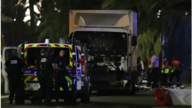 Le chaffeur du camion a été abattu par la police. 