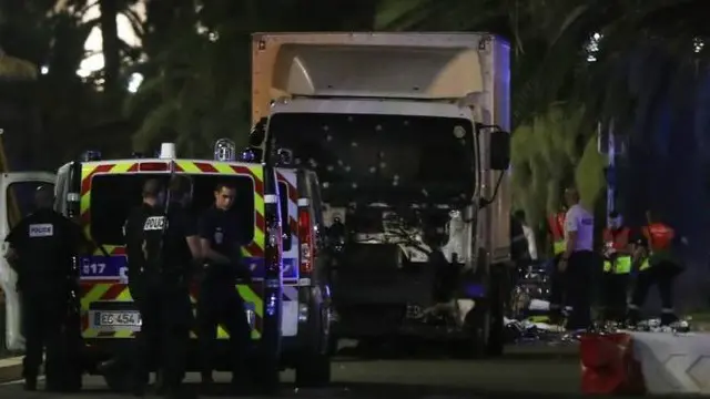 Десятки людей загинули через те, що вантажівка в'їхала в натовп на святкуванні Дня Взяття Бастилії у Ніцці.