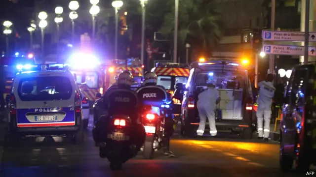 Polisi dan ambulans langsung berdatangan sesaat setelah insiden terjadi.