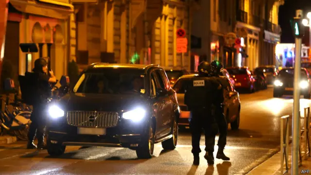 Penggeledahan dilakoni polisi Prancis di sekitar lokasi kejadian.