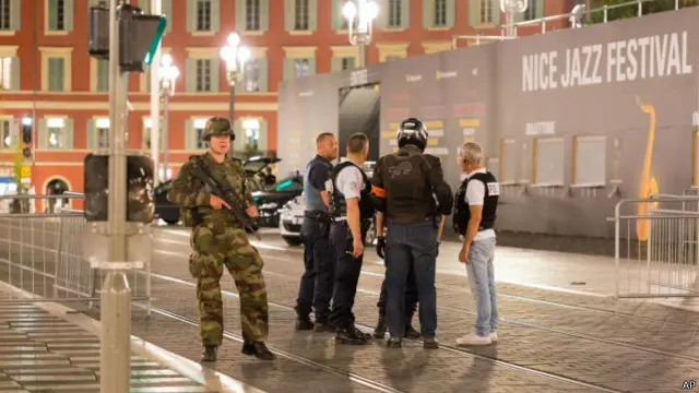 Setiap pejalan kaki di sekitar lokasi insiden diperiksa polisi.