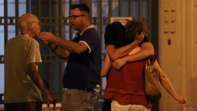 Warga Kota Nice bereaksi sesaat setelah insiden berlangsung.