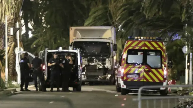 Seuah truk menghantam kerumunan orang yang menyaksikan pertunjukan kembang api pada Hari Bastille di Nice (baca: Nis).