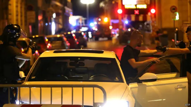 Aparat keamanan Prancis memeriksa semua pengendara mobil yang melintas di sekitar lokasi kejadian.