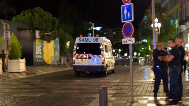 مقامی علاقے میں لوگوں سے کہا گیا ہے کہ وہ گھروں کے اندر رہیں کیونکہ ’حملہ‘ ہوا ہے۔