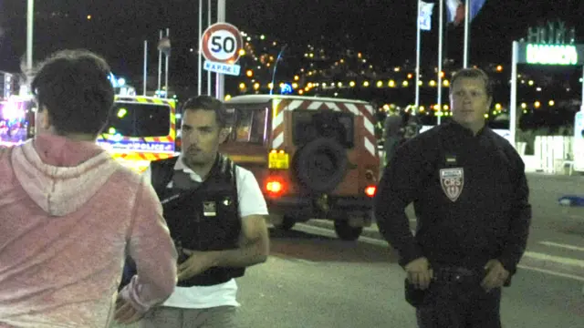 نیس کے میئر اور پولیس نے لوگوں کو گھروں میں رہنے کی ہدایت کی ہے۔