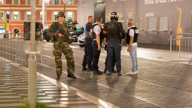 کچھ اطلاعات کے مطابق پولیس اور ٹرک کے اندر بیٹھے ہوئے افراد کے درمیان فائرنگ کا تبادلہ ہوا لیکن اس کی تصدیق نہیں ہو سکی۔