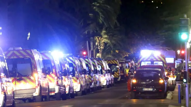 Sejumlah ambulans dikerahkan untuk mengevakuasi para korban.