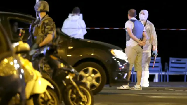 Penyelidik dari divisi anti-terorisme diutus ke lokasi kejadian.