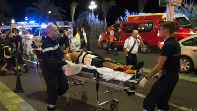 Korban tewas akibat hantaman truk telah mencapai 80 orang.