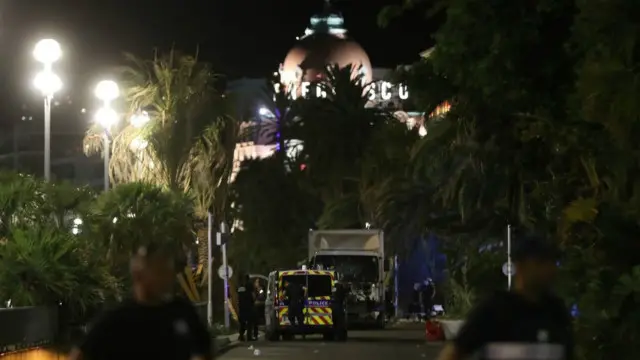 دهست شاحنة حشدا في مدينة نيس جنوبي فرنسا، ما أسفر عن مقتل عشرات الأشخاص، حسب قول محققين، فضلا عن إصابة آخرين، حالات بعضهم خطيرة.