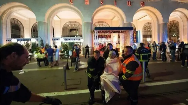 وقع الهجوم في شارع "بروميناد دي انغلي" الشهير في مدينة نيس، عقب عرض للألعاب النارية، احتفالا بيوم الباستيل.